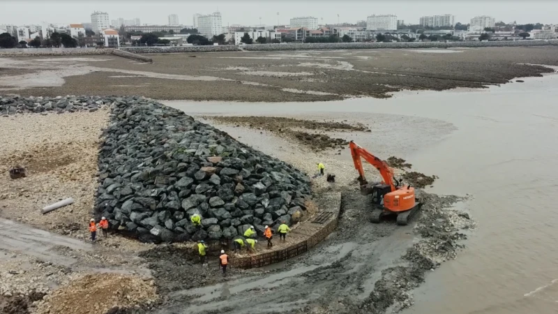 Epi de Port-Neuf de la Rochelle  : Installation d'une digue en gabions pour protéger de l'affouillement la base de l'enrochement de l'épi de Port-Neuf