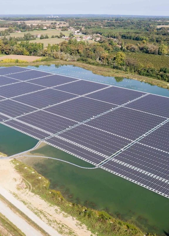 Un ancrage à terre pour la centrale solaire flottante de Gouts 