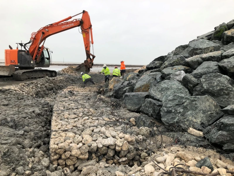 Port-Neuf Groin in La Rochelle: Installation of a gabion wall to protect the base of the groin’s rock armour from scour erosion