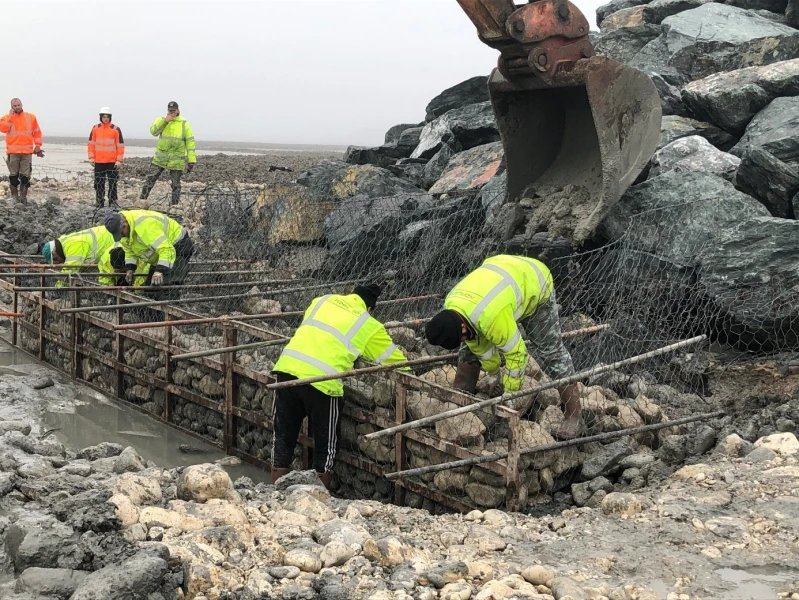 Port-Neuf Groin in La Rochelle: Installation of a gabion wall to protect the base of the groin’s rock armour from scour erosion