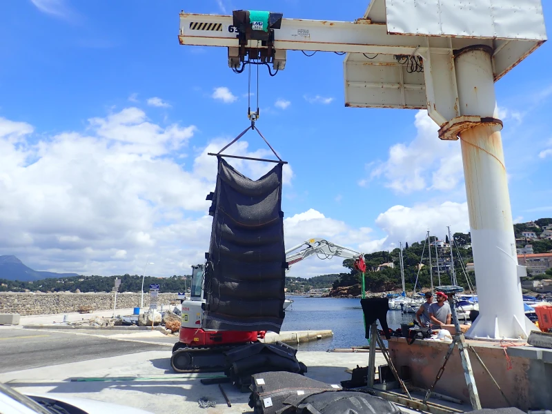 Port des Oursinières: Installation of geotextile mats to protect the quay from scour erosion
