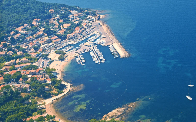 Port des Oursinières: Installation of geotextile mats to protect the quay from scour erosion